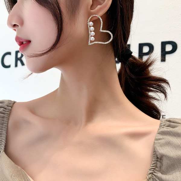 Modern női fülbevaló szív alakú kövekkel és gyöngyökkel