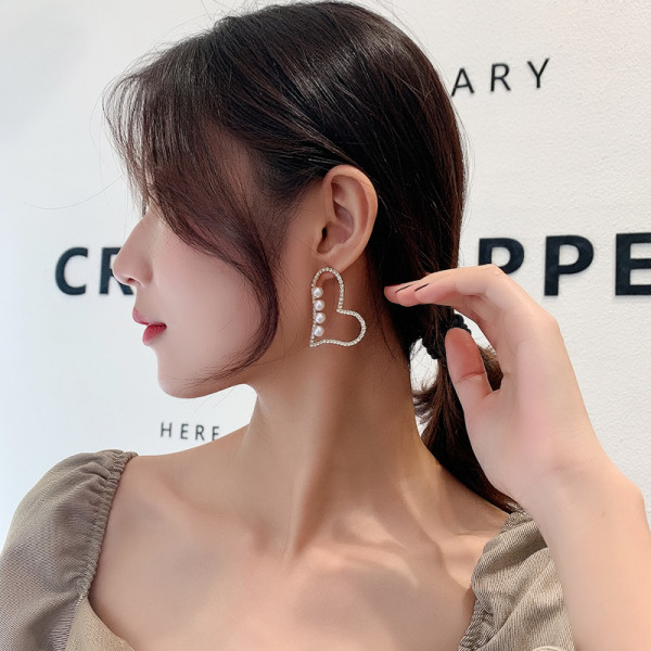 Modern női fülbevaló szív alakú kövekkel és gyöngyökkel