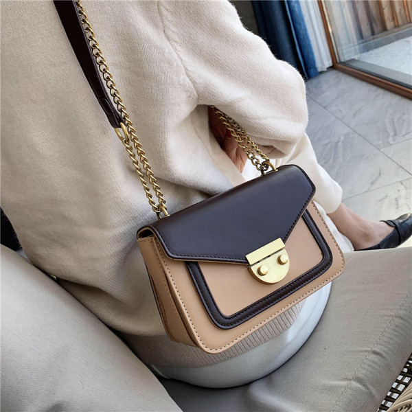 Moderni moteriška rankinė su ilga metaline grandinėle