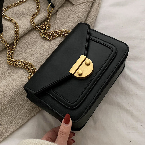 Moderni moteriška rankinė su ilga metaline grandinėle