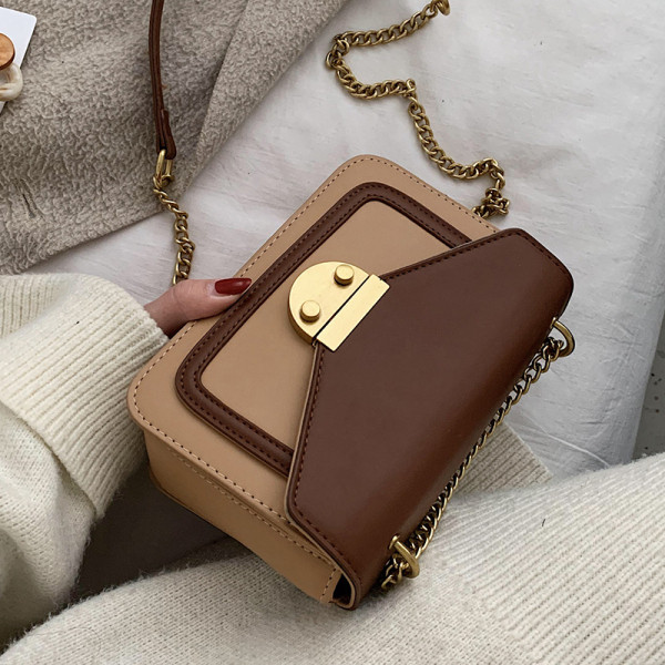 Moderni moteriška rankinė su ilga metaline grandinėle