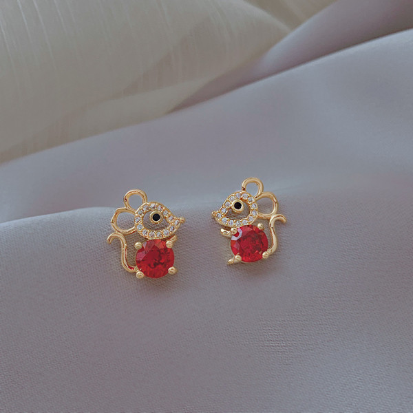 Hétköznapi női fülbevaló egér formájú kövekkel