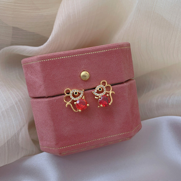 Hétköznapi női fülbevaló egér formájú kövekkel