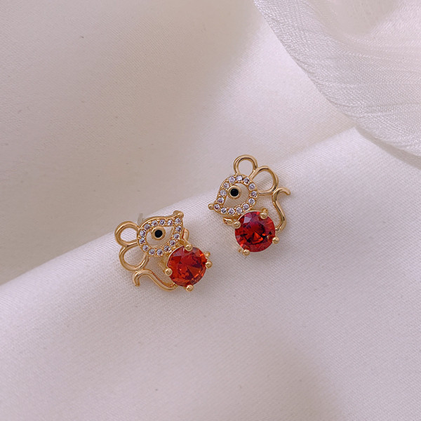 Hétköznapi női fülbevaló egér formájú kövekkel