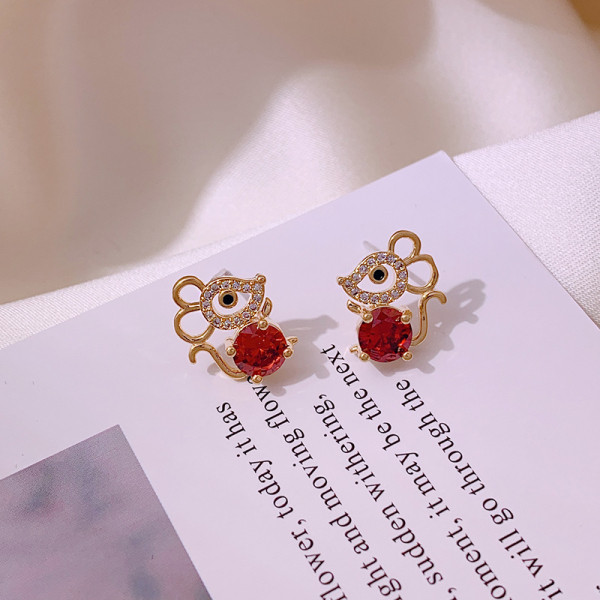 Hétköznapi női fülbevaló egér formájú kövekkel