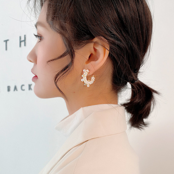 Stílusos női fülbevaló típusú gyöngyös gyűrűk