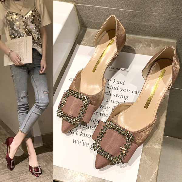 Modern hegyes cipő alacsony sarkú csattal