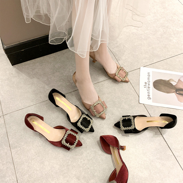 Modern hegyes cipő alacsony sarkú csattal