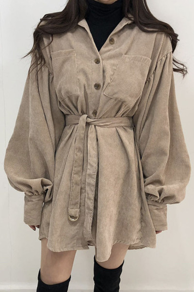 Női ruha kordbársony mezből, derekán övvel