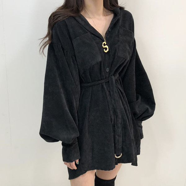 Női ruha kordbársony mezből, derekán övvel