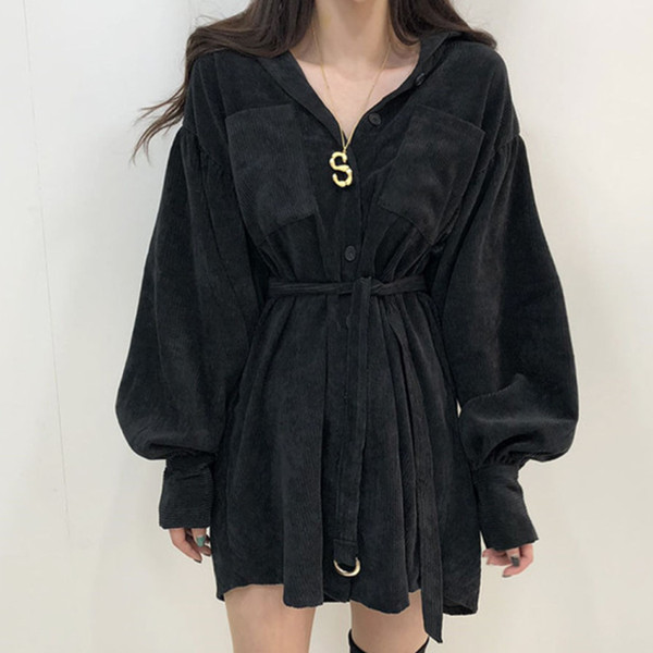 Női ruha kordbársony mezből, derekán övvel