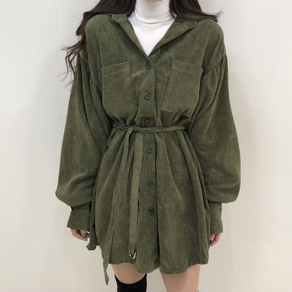 Női ruha kordbársony mezből, derekán övvel