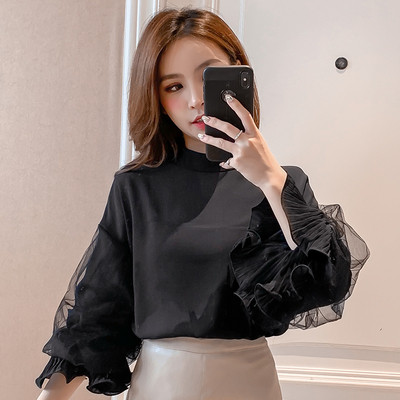 Női blúz alacsony gallérral és széles ujjakkal