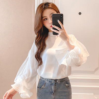 Női blúz alacsony gallérral és széles ujjakkal