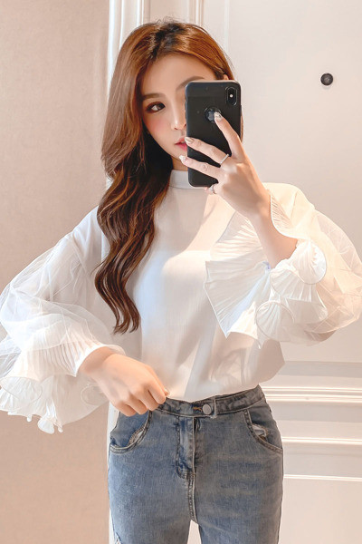 Női blúz alacsony gallérral és széles ujjakkal