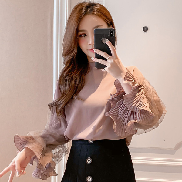 Női blúz alacsony gallérral és széles ujjakkal