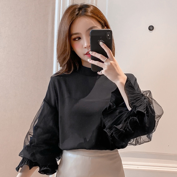 Női blúz alacsony gallérral és széles ujjakkal