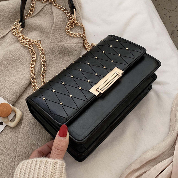 Modern női táska hosszú lánccal és díszítő kövekkel