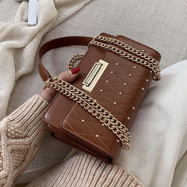 Modern női táska hosszú lánccal és díszítő kövekkel