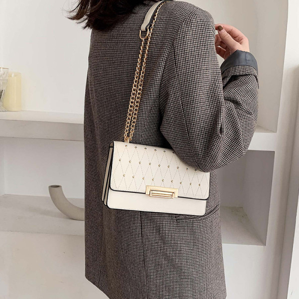 Modern női táska hosszú lánccal és díszítő kövekkel