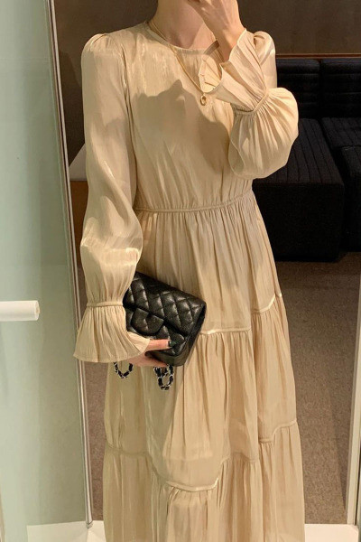 Hosszú, retro stílusú női modellruha kerek nyakkivágással