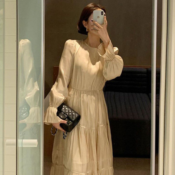 Hosszú, retro stílusú női modellruha kerek nyakkivágással