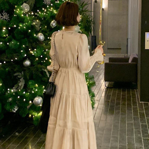 Hosszú, retro stílusú női modellruha kerek nyakkivágással