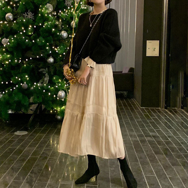 Hosszú, retro stílusú női modellruha kerek nyakkivágással