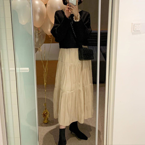 Hosszú, retro stílusú női modellruha kerek nyakkivágással