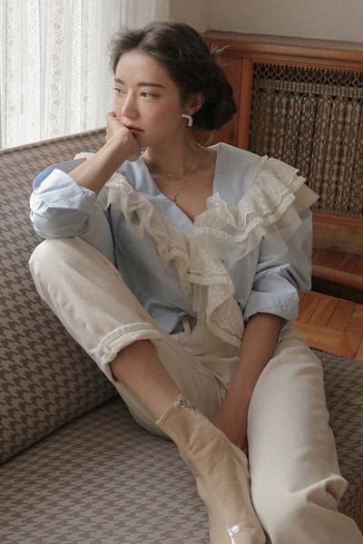 Retro stílusú női ing csipkével és spitz nyakkivágással