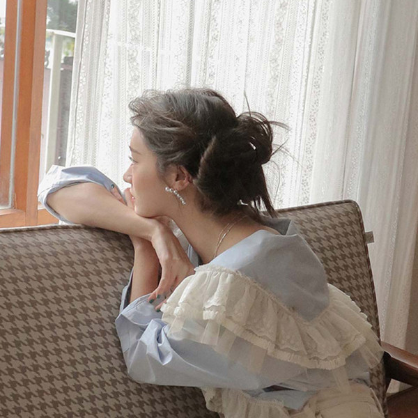 Retro stílusú női ing csipkével és spitz nyakkivágással