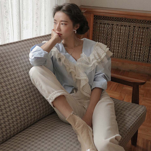 Retro stílusú női ing csipkével és spitz nyakkivágással