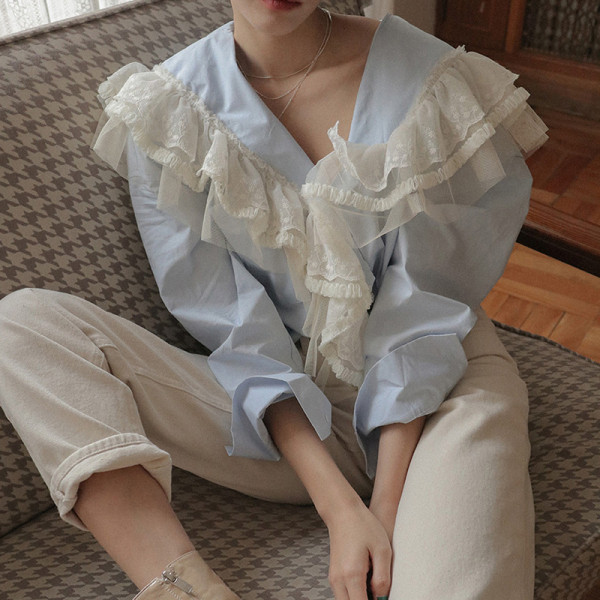 Retro stílusú női ing csipkével és spitz nyakkivágással