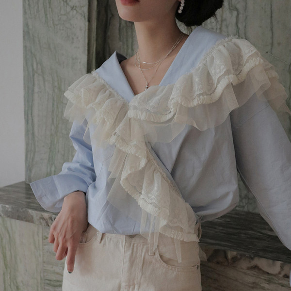 Retro stílusú női ing csipkével és spitz nyakkivágással