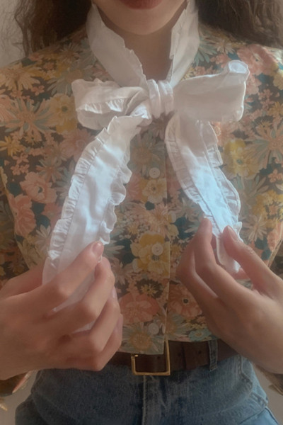 Női ing gallérján szalaggal, retro stílusú virágmintával