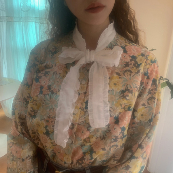 Női ing gallérján szalaggal, retro stílusú virágmintával