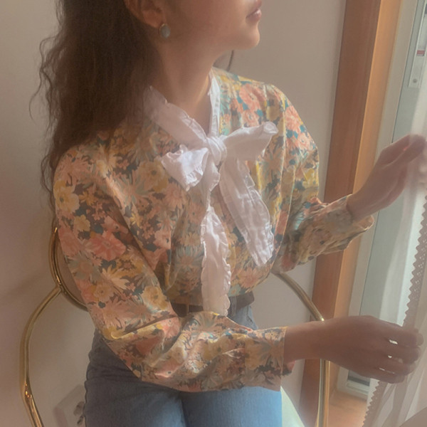 Női ing gallérján szalaggal, retro stílusú virágmintával