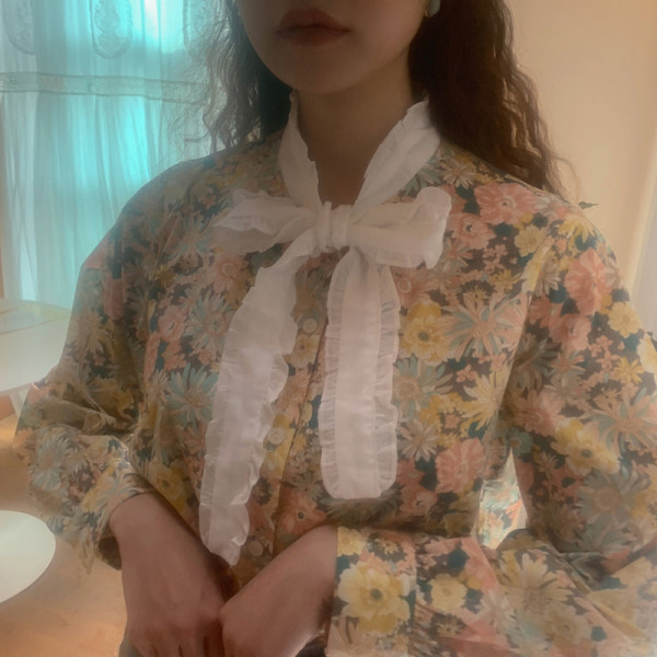 Női ing gallérján szalaggal, retro stílusú virágmintával