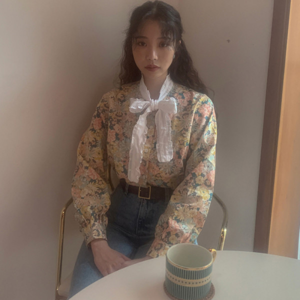 Női ing gallérján szalaggal, retro stílusú virágmintával