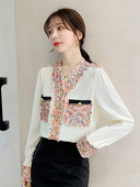 Modern női ing zsebekkel és spitz nyakkivágással