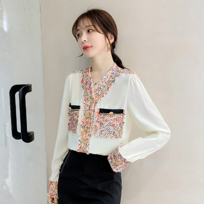 Modern női ing zsebekkel és spitz nyakkivágással