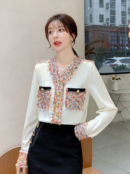 Modern női ing zsebekkel és spitz nyakkivágással