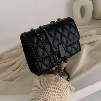 Eko bőrből készült stílusos női táska fém rögzítéssel