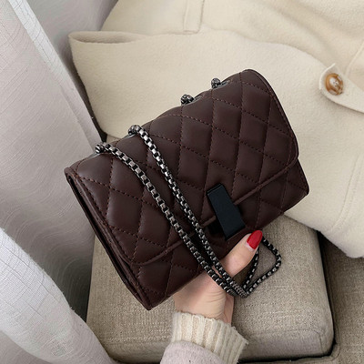 Eko bőrből készült stílusos női táska fém rögzítéssel