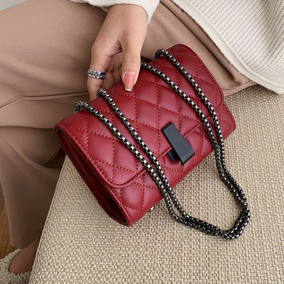 Eko bőrből készült stílusos női táska fém rögzítéssel