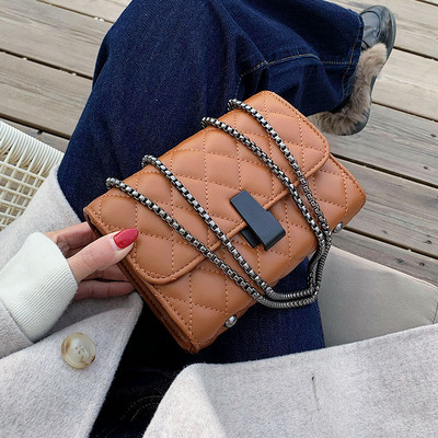 Eko bőrből készült stílusos női táska fém rögzítéssel