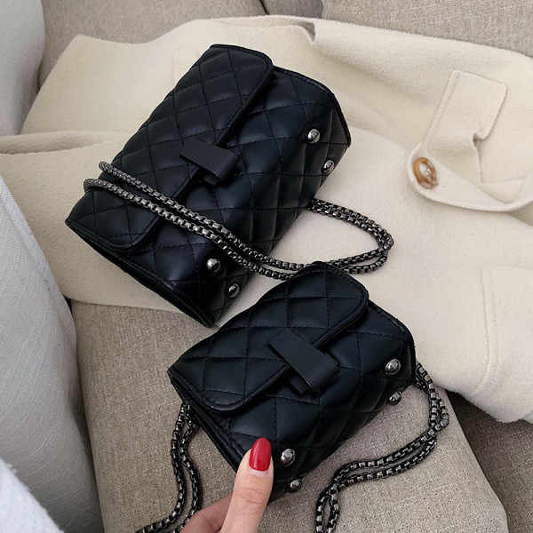 Eko bőrből készült stílusos női táska fém rögzítéssel