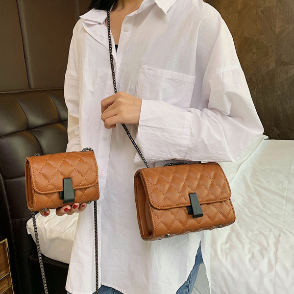 Eko bőrből készült stílusos női táska fém rögzítéssel