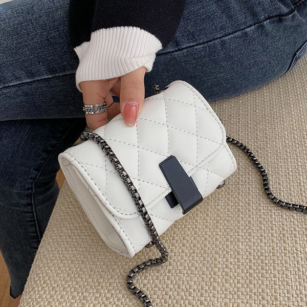 Eko bőrből készült stílusos női táska fém rögzítéssel