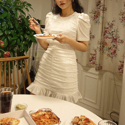 Női bársonyruha rövid ujjal, kerek nyakkivágással